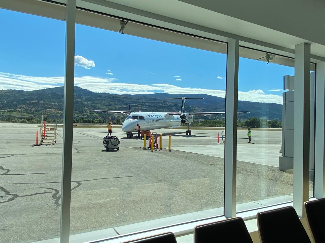 WestJet on the runway at YYF Penticton Airport